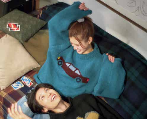 萩原利久、生見愛瑠の膝枕でリラックス “おうちデート”ラブラブカップル熱演