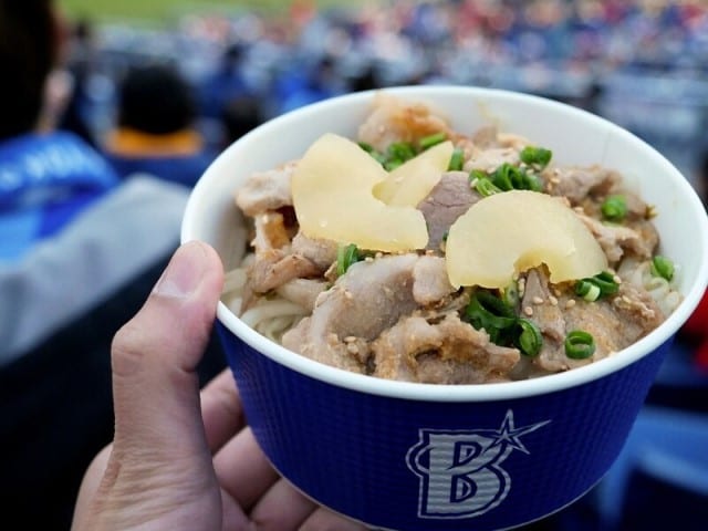 牧 秀悟選手プロデュース「牧のおいしゅうご丼(1300円)」はリンゴがおいしさの決め手!(2022年3月25日撮影)