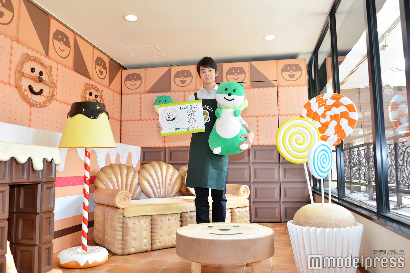 伊藤健太郎inお菓子のお部屋（C）モデルプレス
