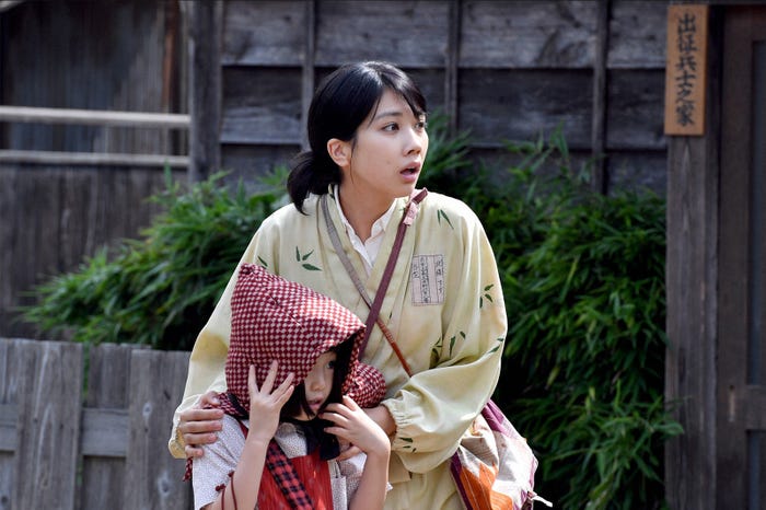 稲垣来泉、松本穂香/「この世界の片隅に」第6話より(C)TBS