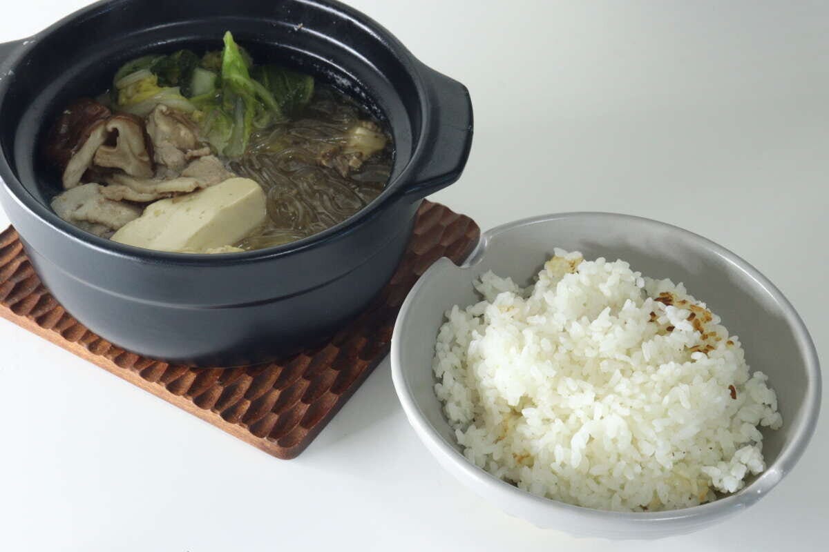 具材が入った土鍋と、白米が盛られた土鍋の蓋 具材が入った土鍋と、白米が盛られた土鍋の蓋