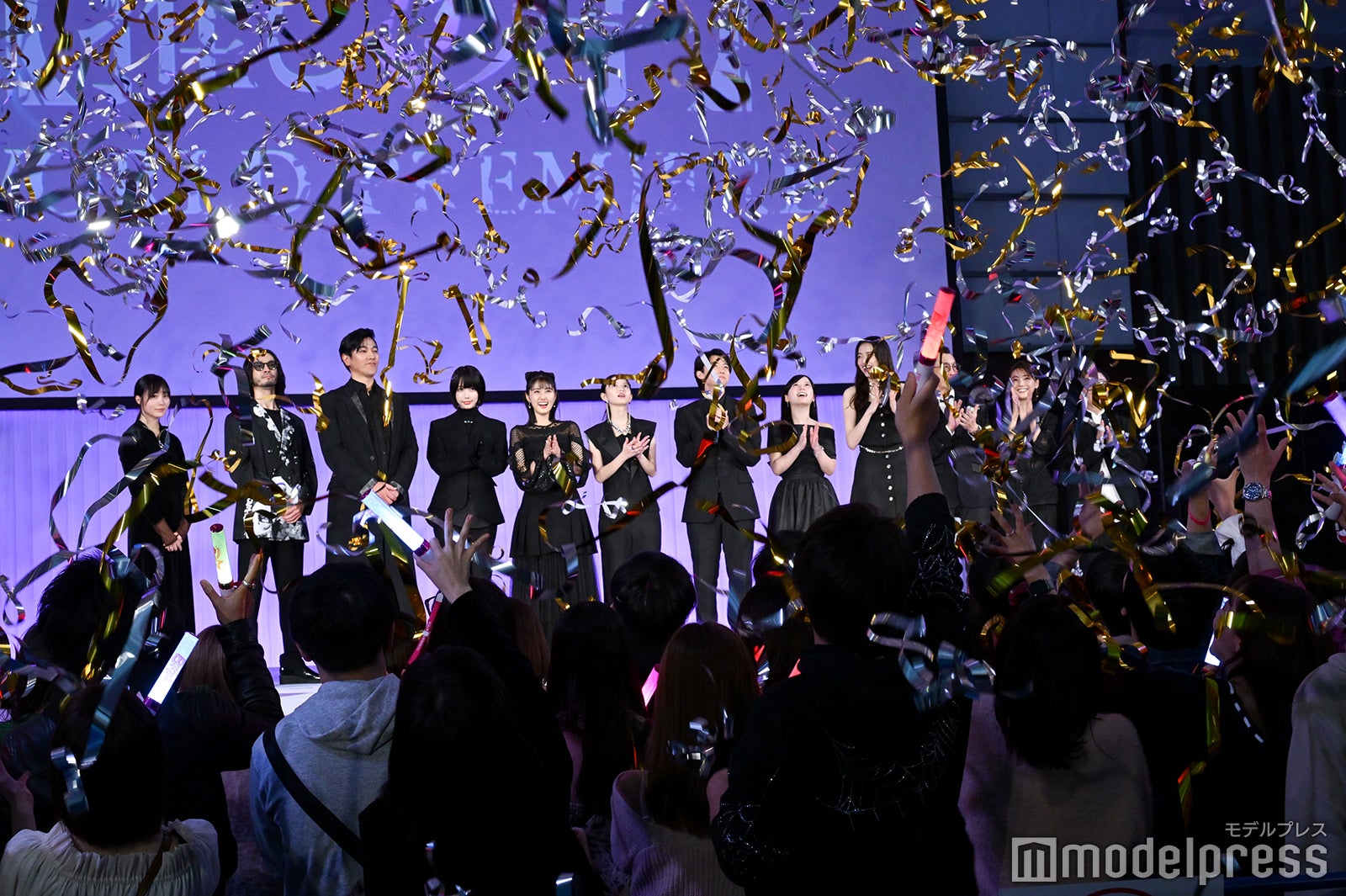 （左から）松本花奈監督、金子ノブアキ、要潤、あの、原菜乃華、齋藤飛鳥、櫻井海音、齊藤なぎさ、茅島みずき、吉田鋼太郎、倉科カナ、スミス監督（C）モデルプレス