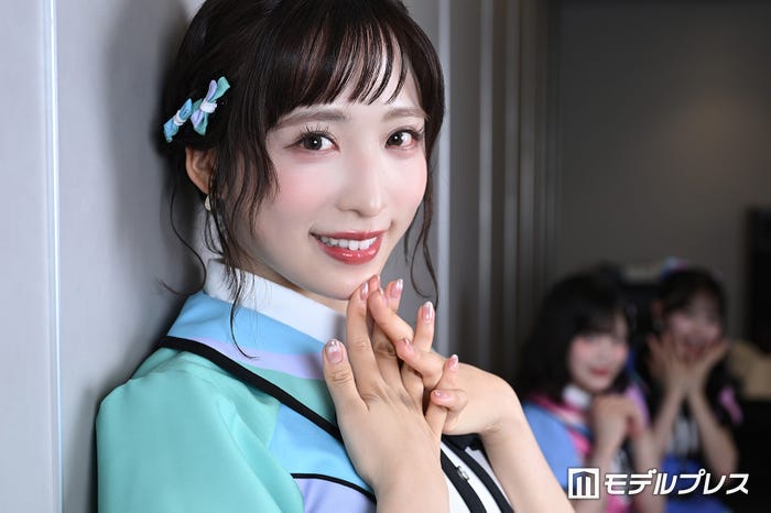 小栗有以/待機中の川村結衣&伊藤百花がキュートにポーズ(C)モデルプレス