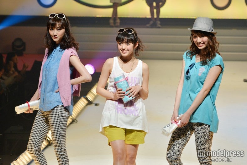 （左より）鈴木友菜、未来穂香、佐藤美希