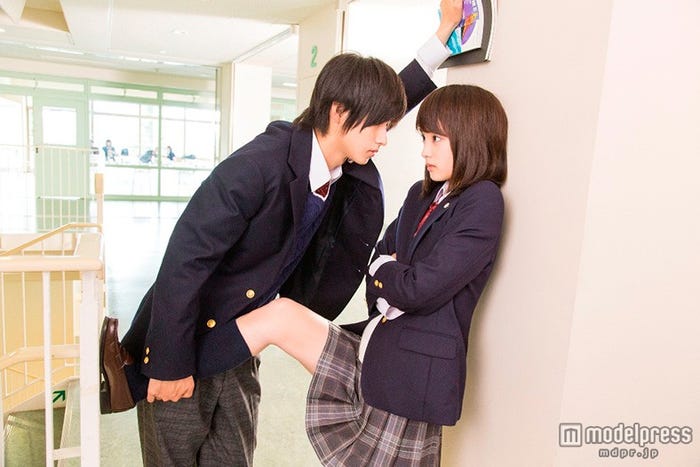 剛力彩芽を相手に“壁ドン”を披露した山崎賢人(C)2014「L・DK」製作委員会