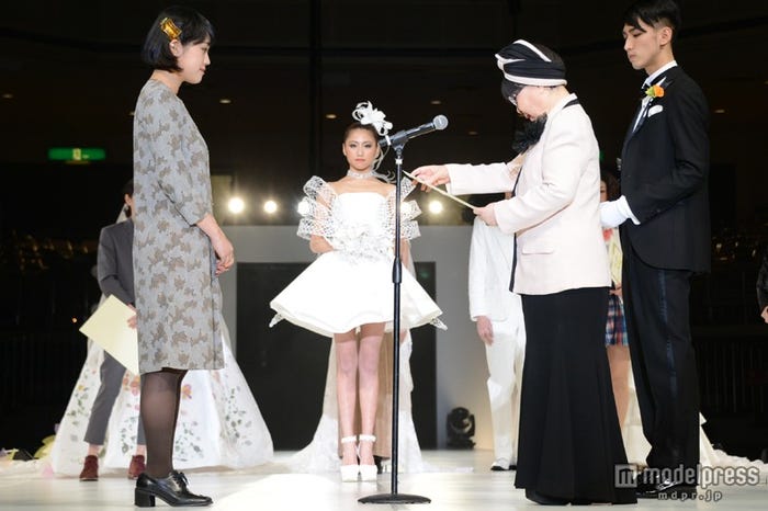 西上まなみの身につけたウエディングドレスがグランプリ