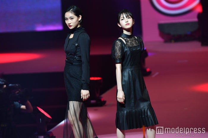 乃木坂46久保史緒里 初ランウェイ 先輩 佐々木莉佳子と2ショットで登場 Seventeen 夏の学園祭17 モデルプレス