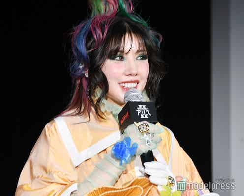 仲里依紗、ド派手ヘアメイク&衣装で登場 撮影に本音吐露しキャスト沸く<今際の国のアリス シーズン2>