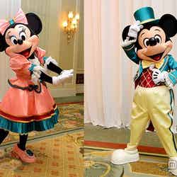 東京ディズニーランドホテル限定コスチュームのミニーマウス（左）とミッキーマウス（右）