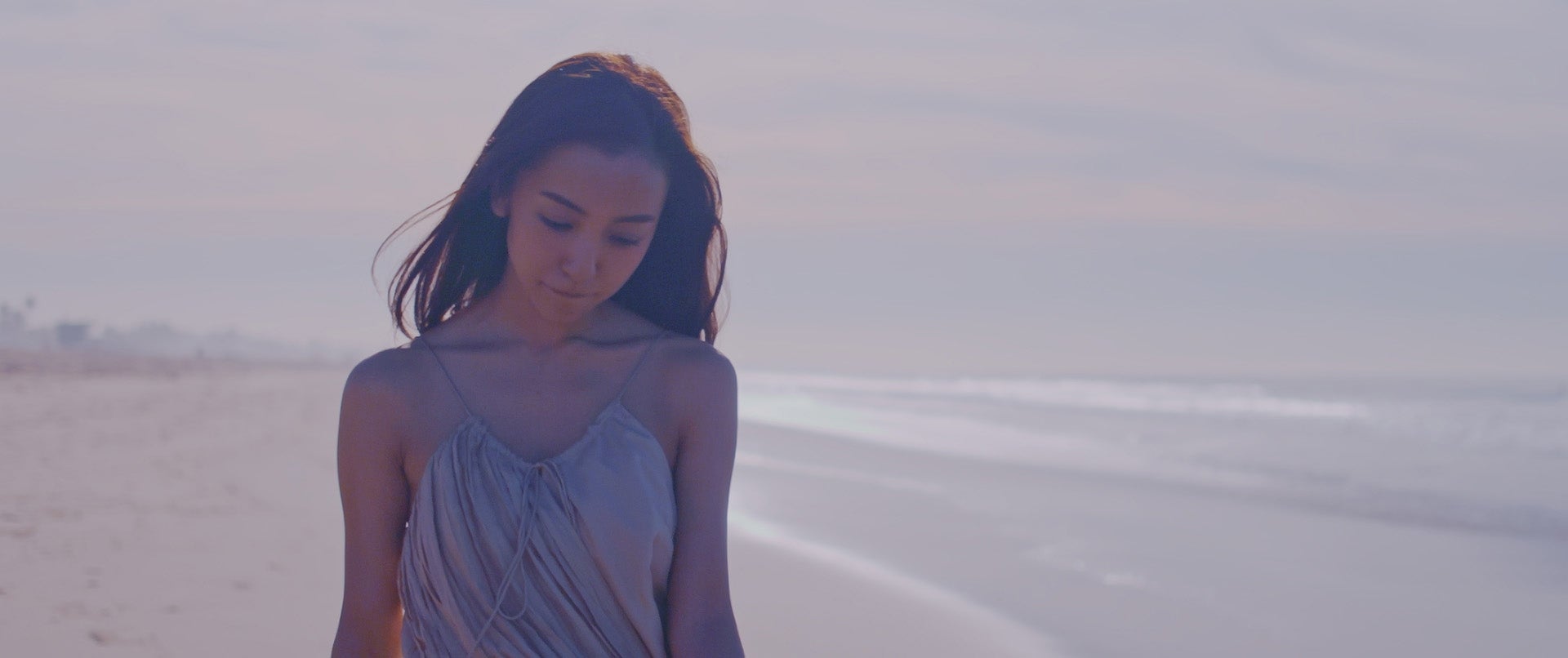 板野友美「Just as I am」MVより（画像提供：キングレコード）