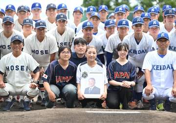 高代延博さんの追悼試合開催 長女が万感の始球式「ぐっとこらえて。父は病気でしんどくても泣かなかったから」生前に指揮を執った大経大と母校・法大が対戦