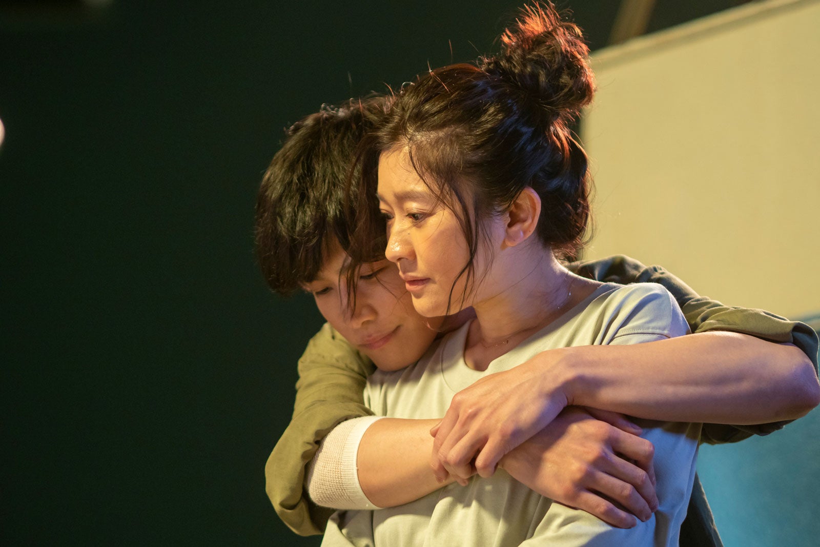 三代目JSB岩田剛典、篠原涼子を抱きしめる “禁断のバックハグシーン”解禁＜金魚妻＞