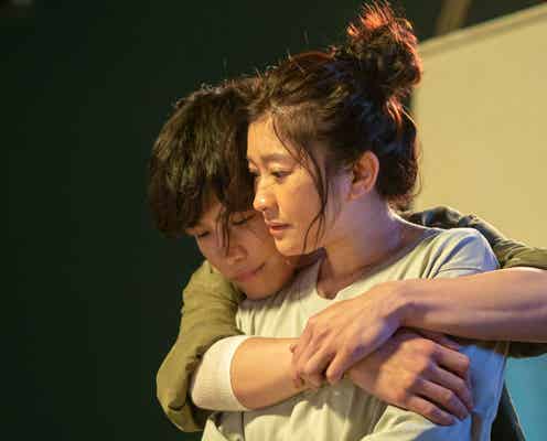 三代目JSB岩田剛典、篠原涼子を抱きしめる “禁断のバックハグシーン”解禁<金魚妻>