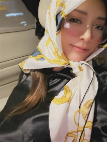 浜崎あゆみ、スカーフ姿の自撮り公開「紙に穴が開いている事を知っていても、私達はまだ描いている」意味深メッセージに反響