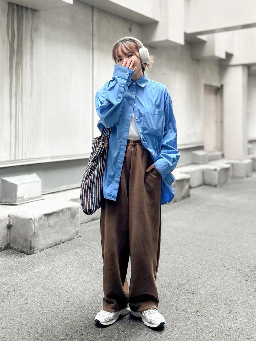 ユニクロのスウェットパンツはブラウンでおしゃれ度アップ 出典:WEAR