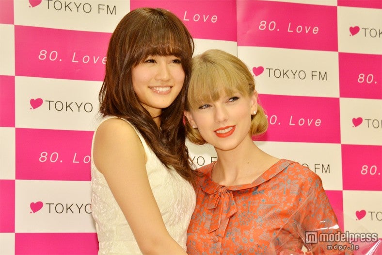 前田敦子（左）とテイラー・スウィフト（右）
