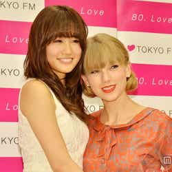 前田敦子(左)とテイラー・スウィフト(右)