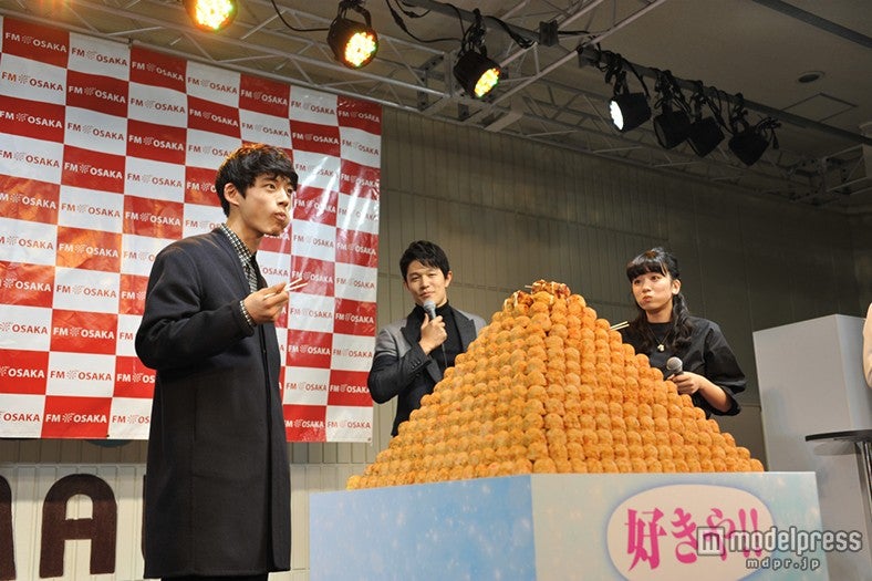 イケメン坂口健太郎の“あーん”に女子絶叫 30kgたこ焼きタワーをぱくり