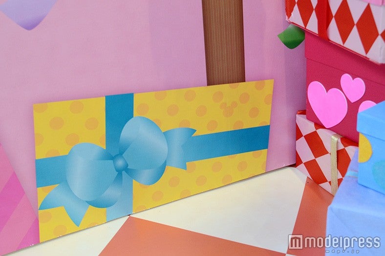 プレゼントボックスの模様の中にミッキーシェイプ（C）モデルプレス／（C）Disney