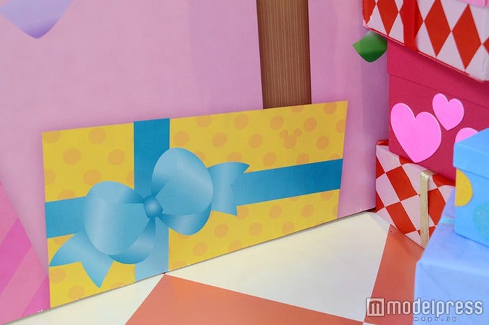 プレゼントボックスの模様の中にミッキーシェイプ(C)モデルプレス/(C)Disney