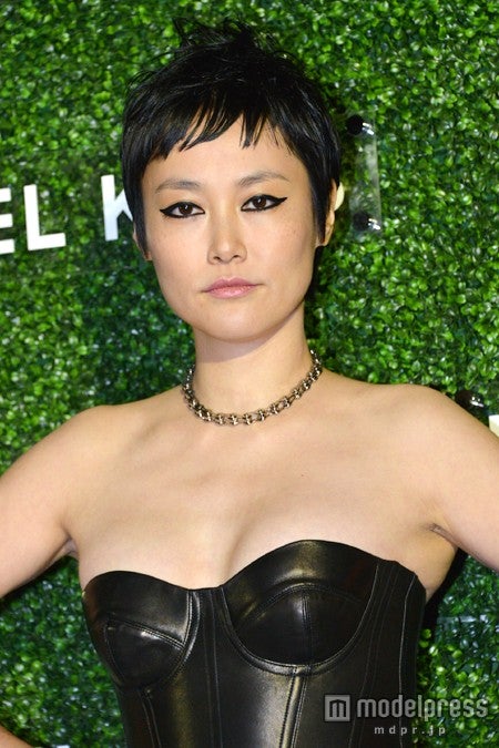 菊池凜子、大胆レザーで豪快美バストアピール