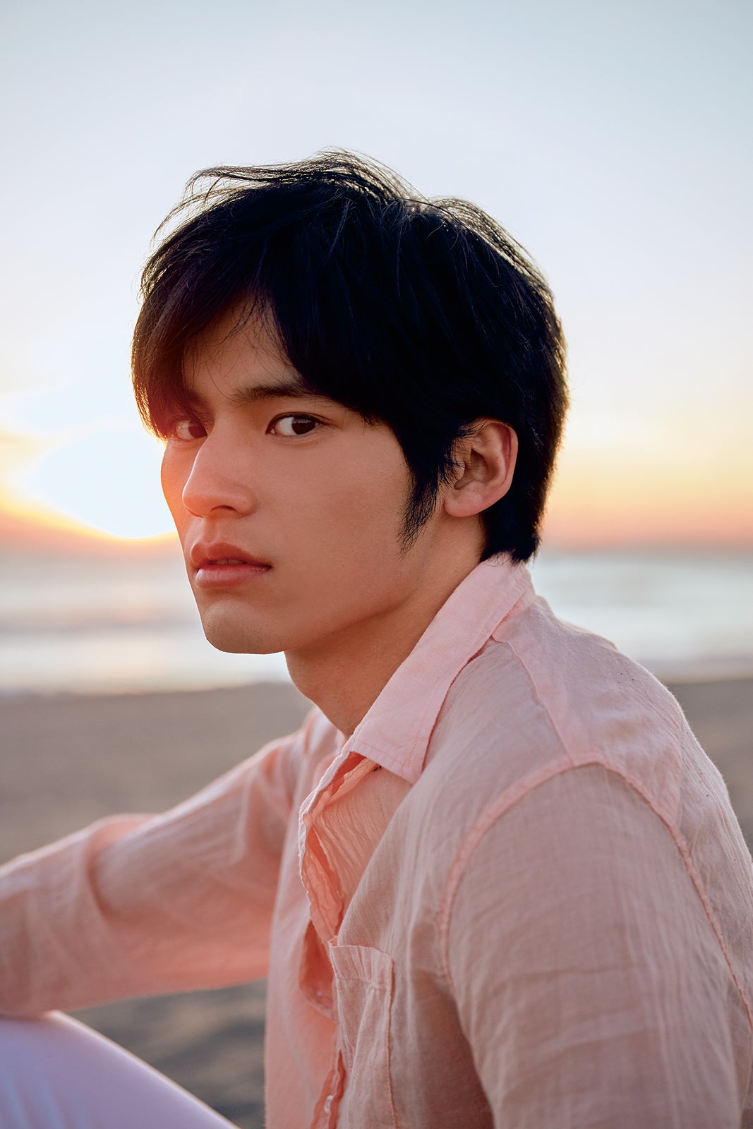 撮影：IBUKI・宮坂浩見／岡田健史ファースト写真集「鼓動」（講談社）より