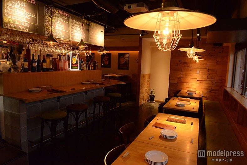 暖色のライトに包まれてほろ酔い気分になれそう