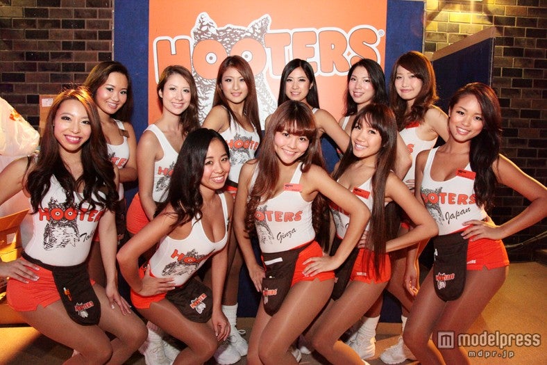 アメリカ・フロリダ発の「HOOTERS」からHOOTERSガールが軽食を提供／「TGC 2013 A/W AFTER PARTY TGC Night Pool Party」（C）TGC Night Pool Party 2013