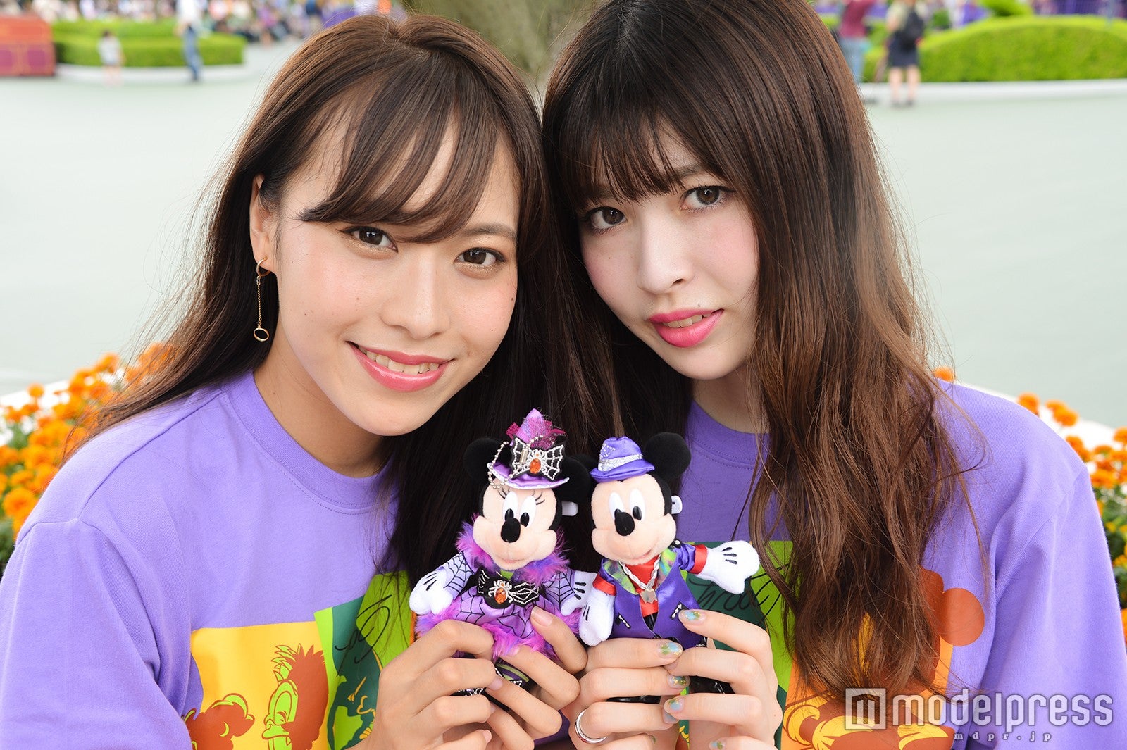 ぬいぐるみバッチ（各1700円）／モデル：山本沙樹（左）、田方萌子（右）／（C）モデルプレス