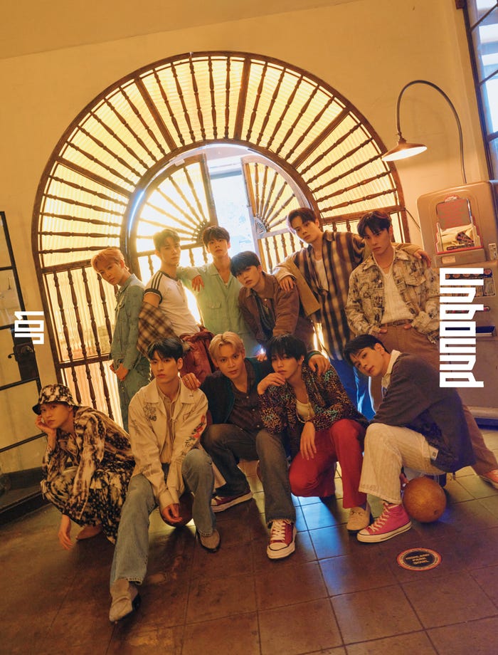 「JO1 2nd写真集 Unbound」@Loppi・HMV版カバー(撮影:ISAC/AKIRA HONDA)