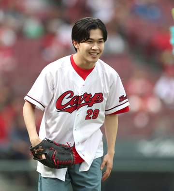 広島ファンの鈴木福が豪快始球式 スタンドどよめく110キロ！3年連続でスタンド魅了 外角に外れるもスコアボード指差して笑顔