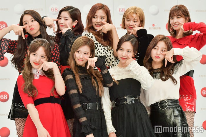 TWICE(前列左から:ナヨン、サナ、ミナ、ジヒョ、後列左から:チェヨン、ダヒョン、ツウィ、ジョンヨン、モモ)(C)モデルプレス