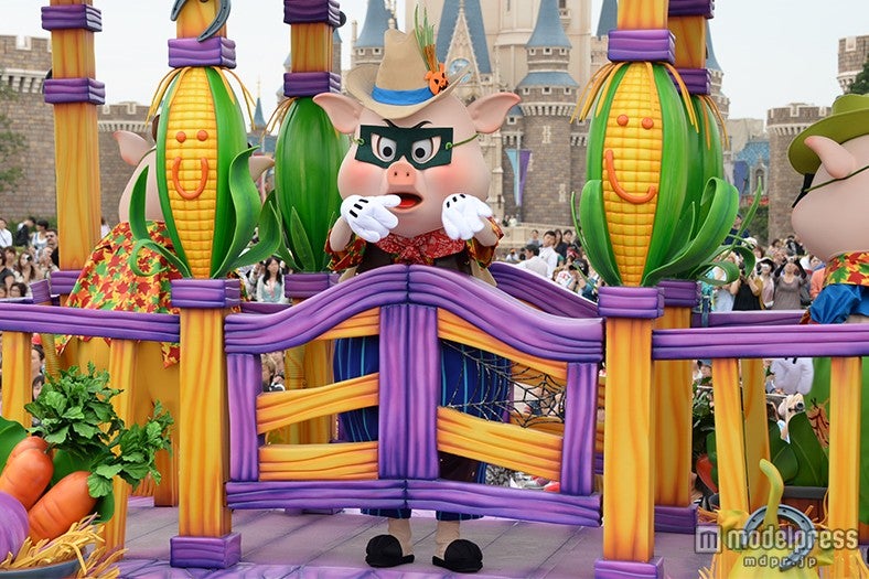 華やかなパレード「ハッピーハロウィーンハーベスト」／フィドラー・ピッグ