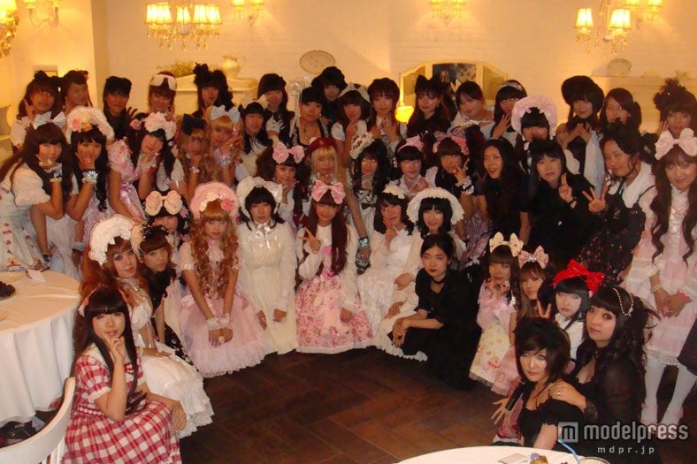 ソウルのロリータファンと青木美沙子（中央）