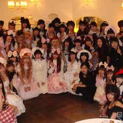 ソウルのロリータファンと青木美沙子(中央)