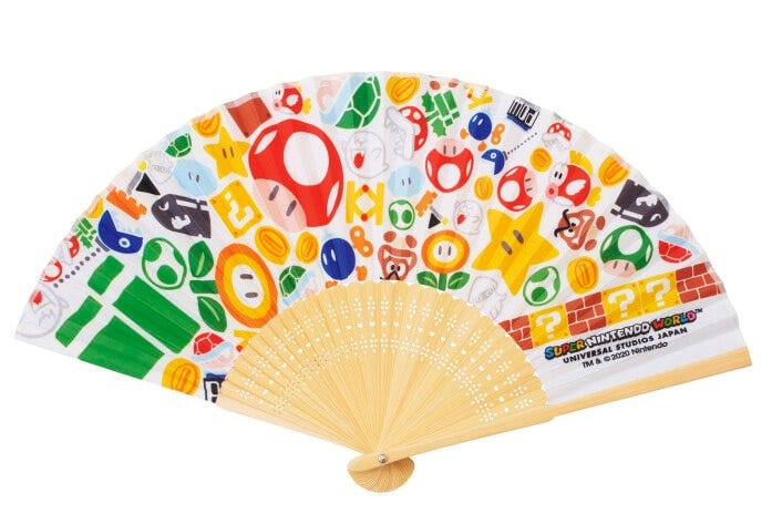 マリオのアイテムがデザインされた扇子1600円。「ワンナップ・ファクトリー」などで販売　画像提供：ユニバーサル・スタジオ・ジャパン