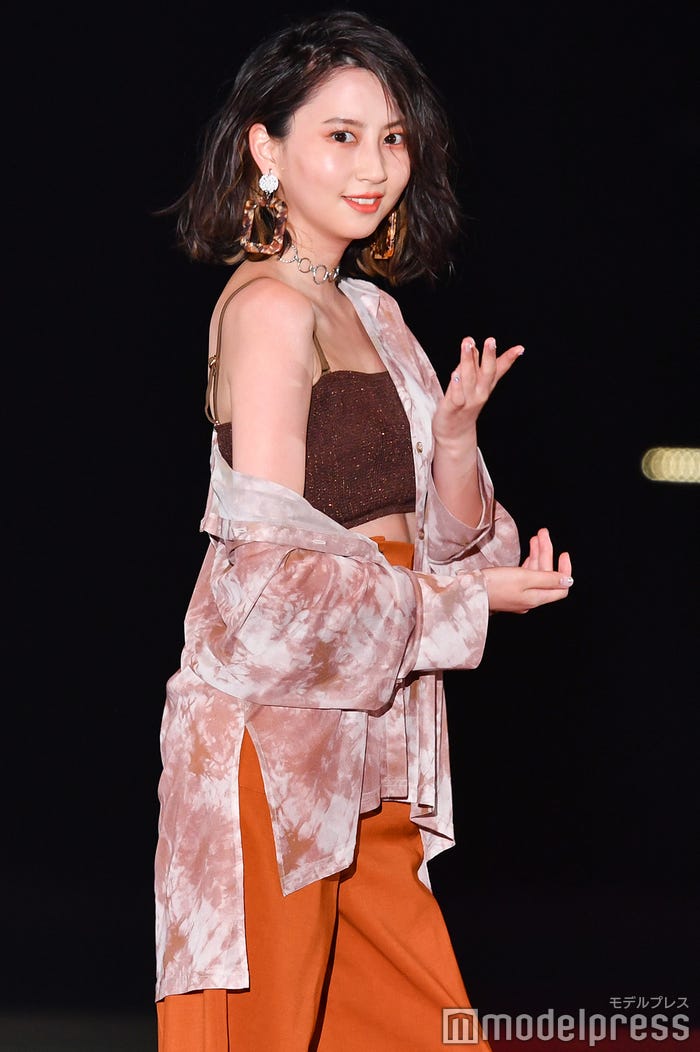 河北麻友子、観客へ投げキス(C)モデルプレス