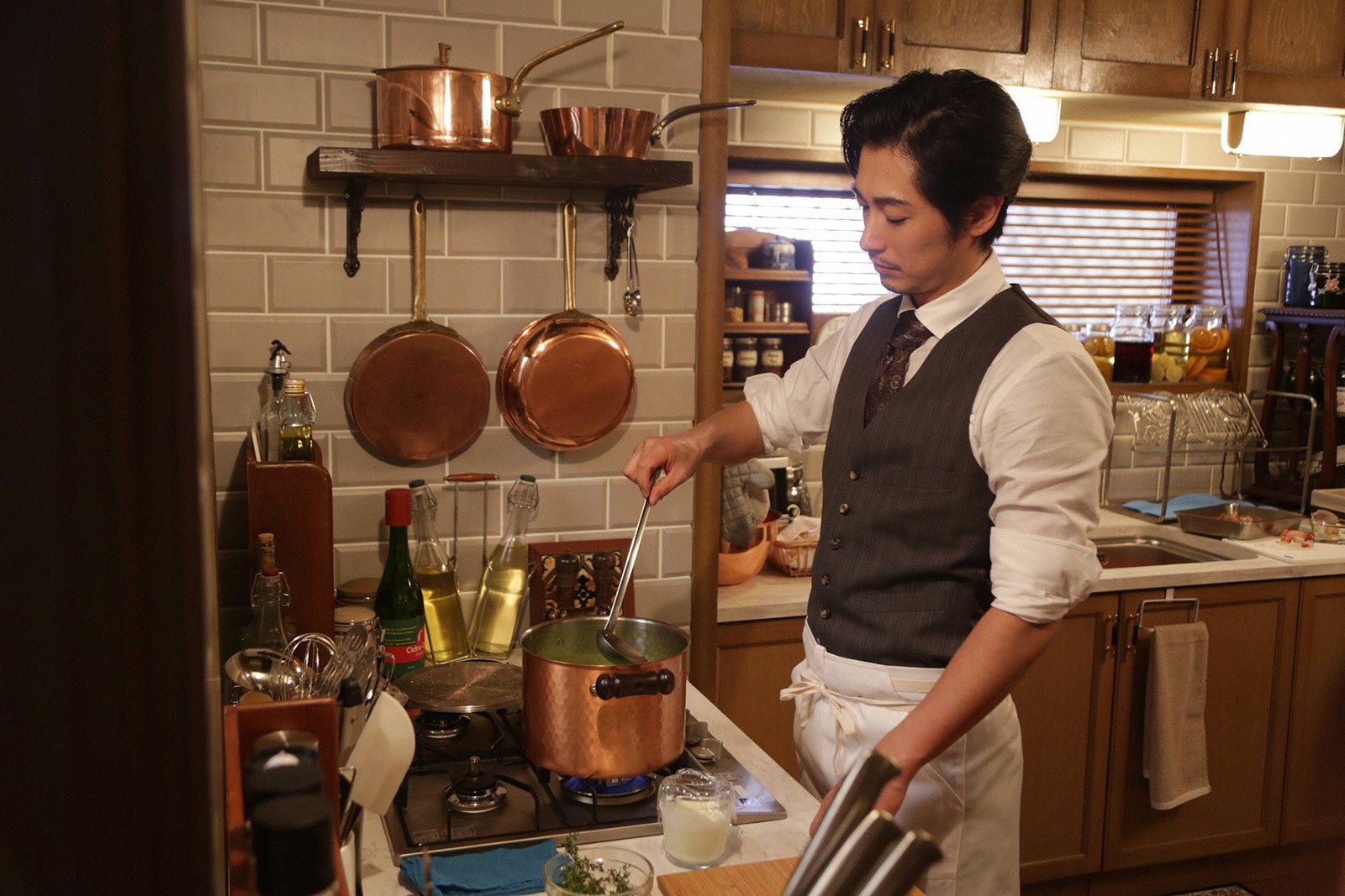 復讐相手を迎える準備をするモンテ・クリスト・真海（C）フジテレビ