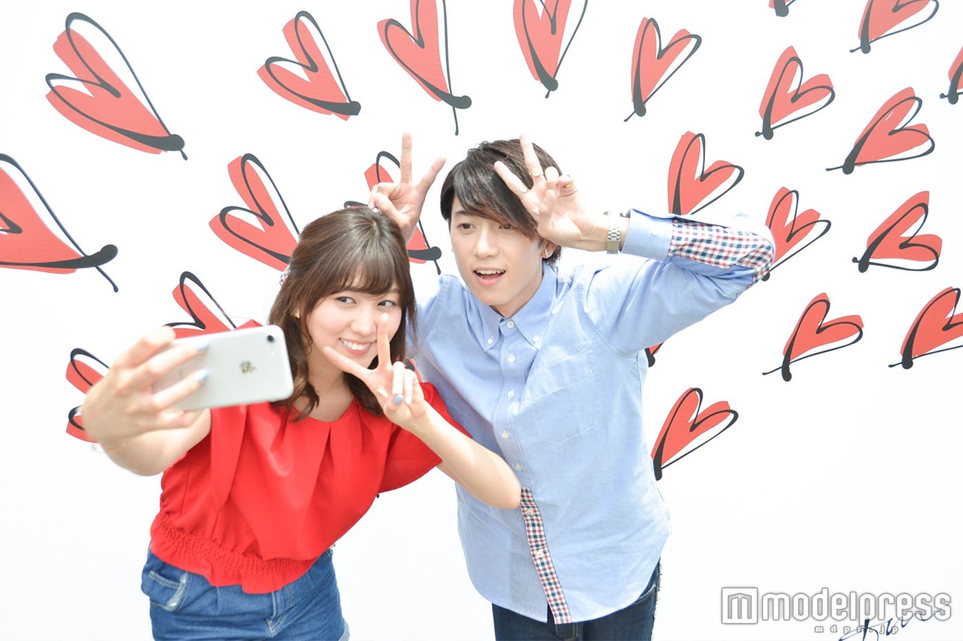 自撮りにも挑戦(C)モデルプレス