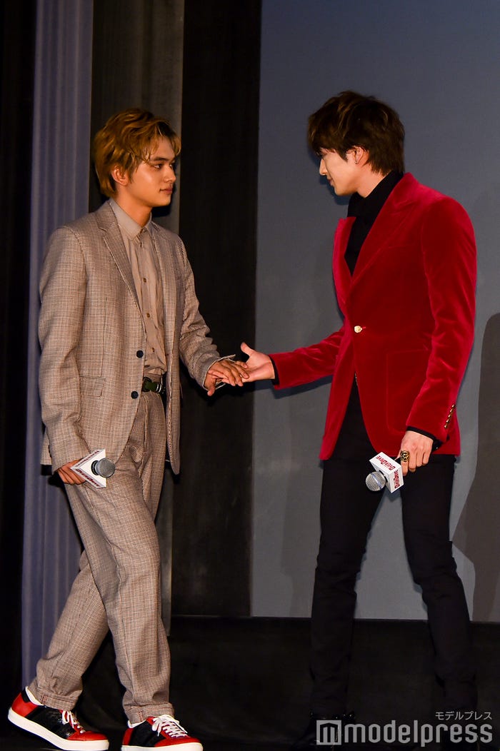 森川葵をエスコートした後、階段をすでに上りきっている北村匠海をエスコートする新田真剣佑その1 (C)モデルプレス
