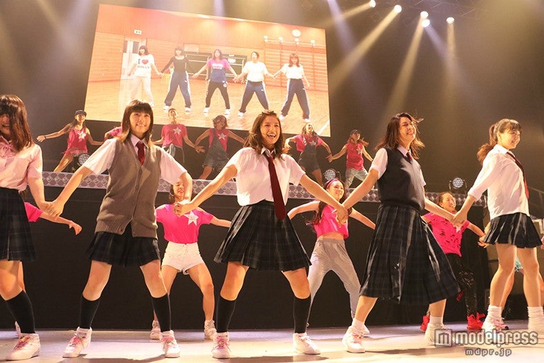 ダンスを披露する“ジミーズ”メンバー