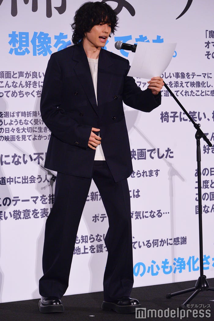 肩を回したり深呼吸をして生アフレコに挑戦した松村北斗 (C)モデルプレス