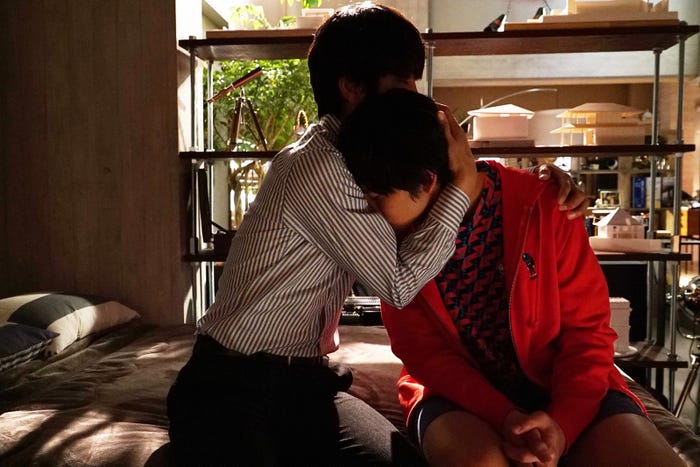 眞島秀和、北村匠海/「隣の家族は青く見える」第7話より(C)フジテレビ