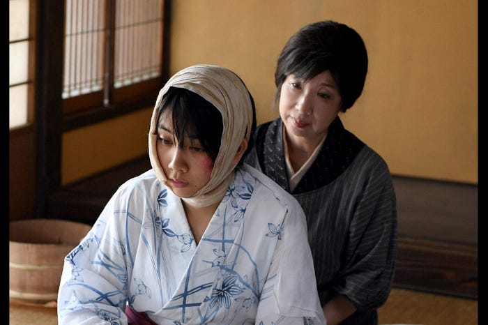 松本穂香、伊藤蘭/「この世界の片隅に」第7話より(C)TBS