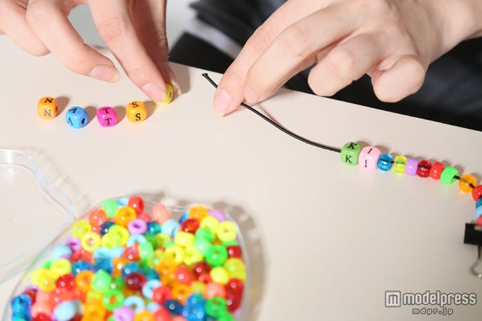 自分の好きなカラフルビーズやアルファベットビーズを順番に通す