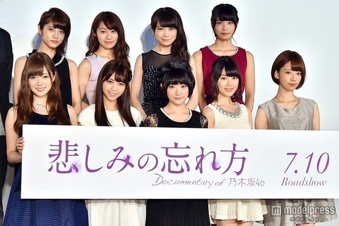 乃木坂46(前列左から)白石麻衣、西野七瀬、生駒里奈、生田絵梨花、橋本奈々未(後列左から)若月佑美、桜井玲香、秋元真夏、深川麻衣