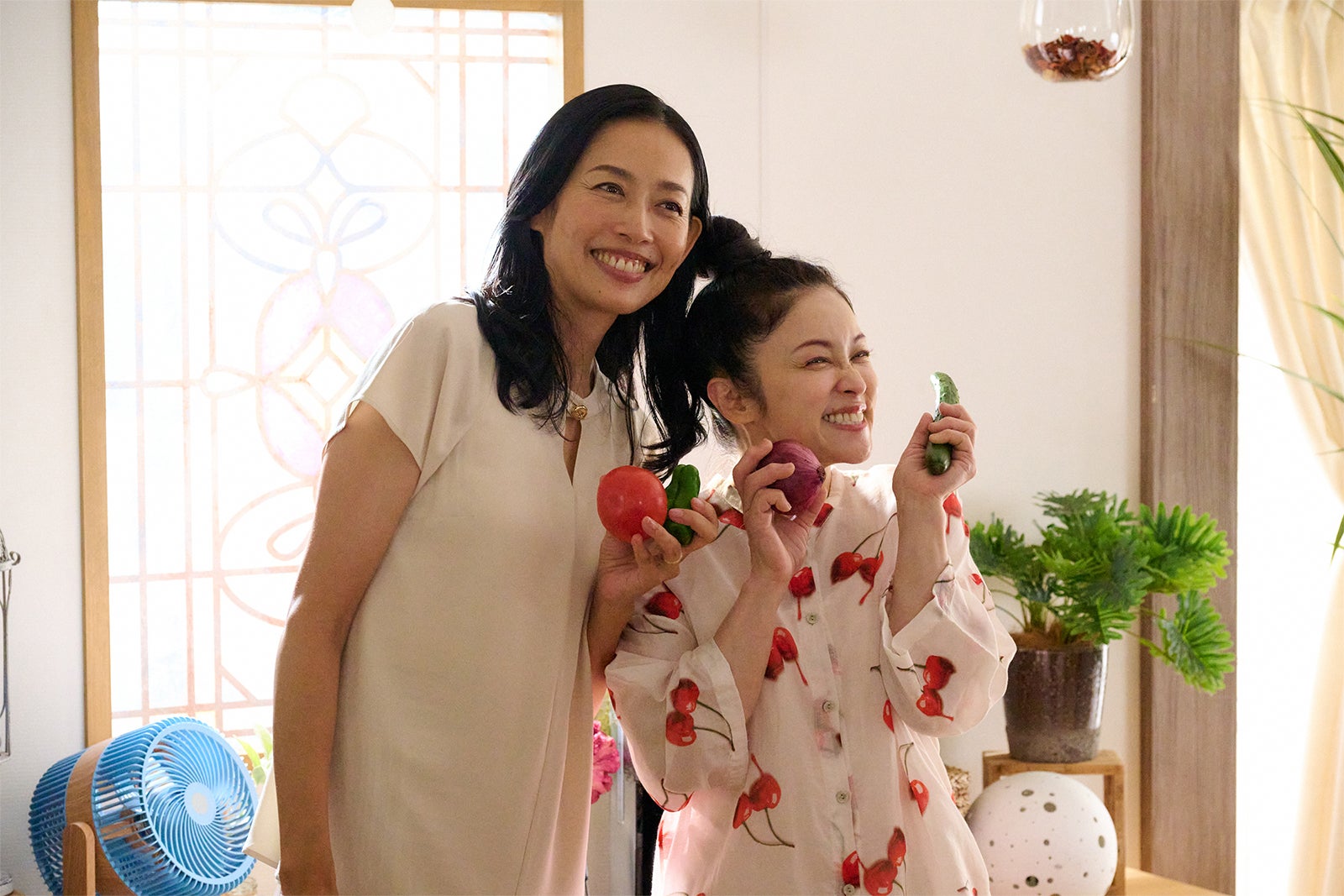 原沙知絵、濱田マリ「夏色の雲が恋と嵐をまきおこす」（C）テレビ朝日