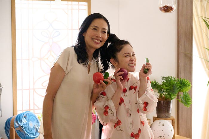原沙知絵、濱田マリ「夏色の雲が恋と嵐をまきおこす」(C)テレビ朝日