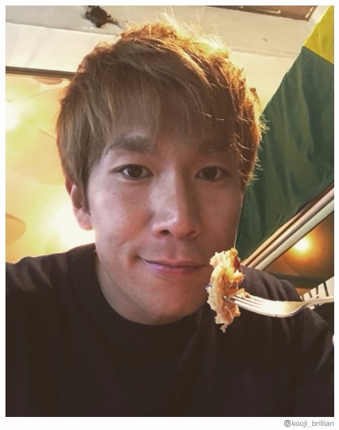 “with B”ブリリアン・コージ、スイーツ男子ぶりが話題「りんごパイにもてあそばれる…」