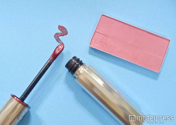 画像左から【MAQuillAGE】「ウォータリールージュ“RD388”」、【LUNASOL】「カラーリングシアーチークス(グロウ)“EX-01”」／写真・MAKO（C）モデルプレス